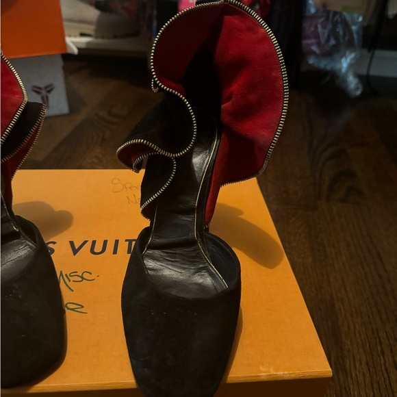 Louis Vuitton Black Suede Trimmed Pumps - Picture 12 of 12